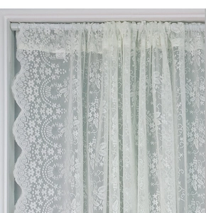 Nahaufnahme der weißen floralen Spitzen-Gardine mit elegantem Bogenkanten-Design