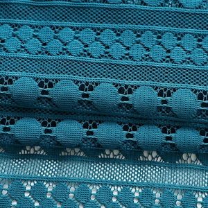 Spitzengewebe in Pfauenblau mit ausgehöhltem Mesh-Design und Punktmuster-Details