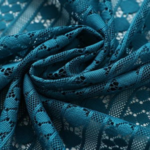 Spitzenvorhang in Pfauenblau mit geometrischem Lochmuster und transparenter Textur