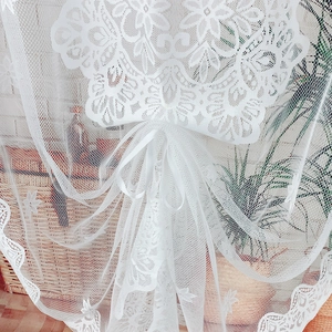 Store romain en dentelle blanche avec broderie florale et noeud en ruban satin