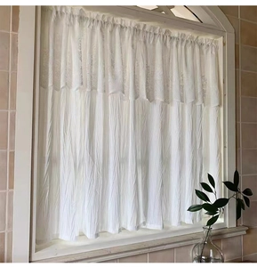 Vue détaillée du rideau blanc luxueux à texture plissée et bordure en dentelle chic