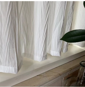 Gros plan du voilage plissé blanc avec tissu filtrant la lumière et détails d'ourlet
