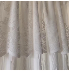 Détail du rideau de dentelle blanche de luxe avec motif floral jacquard vintage