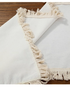 Vue détaillée du chemin de table beige bohème avec texture en coton et franges
