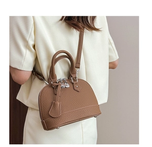 Detailaufnahme braune Muschel-Tasche mit Litschistruktur und silbernen Beschlägen