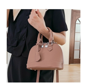 Details der rosa Muschel-Handtasche mit hochwertigem Litschi-Leder und Silber-Beschlägen