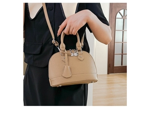 Detailansicht der khakifarbenen Muscheltasche mit Griffen und verstellbarem Schultergurt