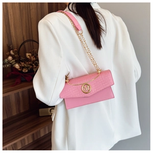 Detail of pink woven texture handbag with golden M-buckle and metal chain strap