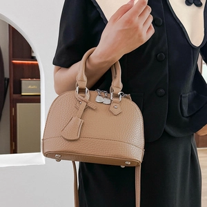 Schicke beige Muschel-Handtasche für Damen aus Leder mit Schultergurt-Option
