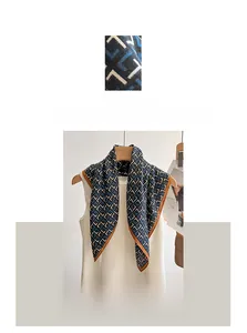 Détail d'un foulard carré en coton et lin bleu marine avec motif en L marron et passepoil