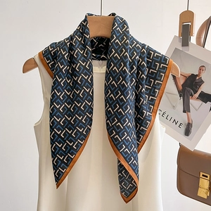 Carré de Soie Élégant en Satin pour Femme Imprimé Lettres Géométriques Foulard de Cou Mode Bleu Marine Châle pour Bureau