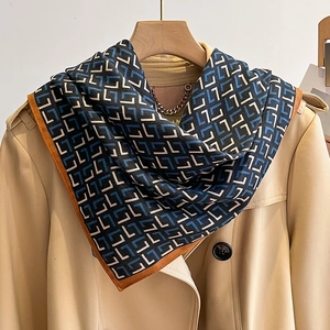 Carré de soie classique à motif géométrique L avec bordures contrastées orange vif