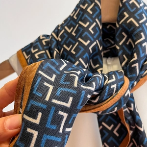 Détail d'un foulard en soie sergé avec motifs de lettres géométriques et texture fine
