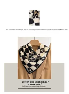 Vue détaillée du foulard carré à carreaux avec broderie florale en coton et tissu de lin