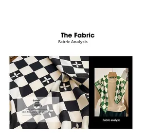 Vue détaillée de la texture du foulard à carreaux avec motifs de trèfle