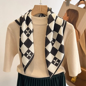 Foulard en soie à damier avec motifs floraux et pull en maille beige élégant