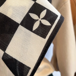 Gros plan sur la texture d'écharpe à damier avec motifs floraux en tissu de coton
