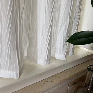 Rideau voilage blanc luxe à plis français avec une élégante texture de froissage vertical