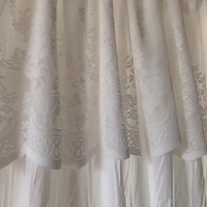Rideau de luxe français en dentelle blanche avec motifs floraux baroques plissés