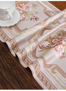 Detailaufnahme klassischer Blumenstickerei auf einem schweren Jacquard Tischläufer