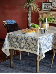 Gros plan d'une nappe vintage en coton et lin avec d'élégants motifs floraux bleu marine