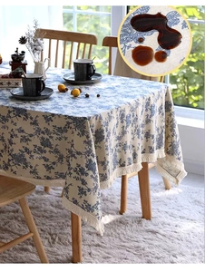 Nappe imperméable en coton et lin à fleurs bleues avec bordure en dentelle