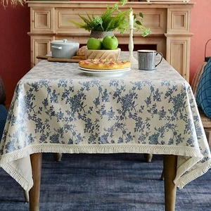 Nappe rectangulaire en lin avec motifs floraux bleus vintage et glands blancs