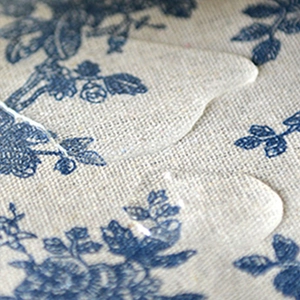 Nappe aspect lin imperméable avec motifs floraux bleus vintage et effet déperlant sur le tissu