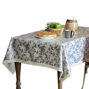 Nappe rectangulaire à fleurs nordiques avec motifs bleus et bordures à pompons