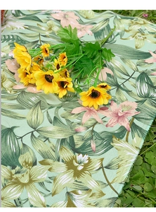 Detail der Picknickdecke mit tropischem Palmenmuster auf natürlichem grünem Gras