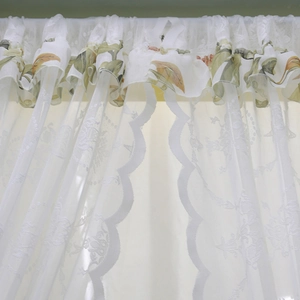 Rideau en dentelle blanche avec lambrequin floral et bords ondulés pour fenêtre