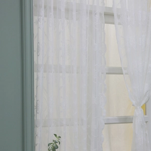 Rideau blanc en dentelle florale avec bords festonnés pour un décor de style princesse