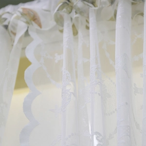 Rideau en dentelle blanche avec motifs floraux européens et bords festonnés élégants
