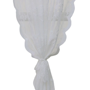 Rideaux en dentelle blanche style princesse avec broderie florale et bords ondulés