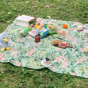 Wasserdichte Outdoor Picknickdecke mit grün-rosa Blumenmuster für Camping