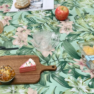 Wasserdichte Picknickdecke mit tropischem Blattmuster für Camping und Outdoor-Ausflüge