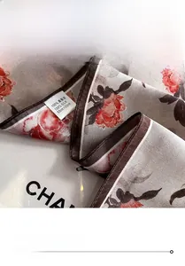 Macro di foulard in 100% seta di gelso con motivi floreali e bordi arrotolati a mano