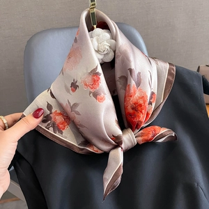 Elegante foulard in seta con stampa di peonie arancioni e bordi marroni su camicia nera