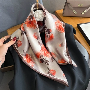 Foulard quadrato in seta vintage francese con motivo floreale arancione su raso