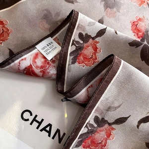 Elegante foulard in seta 100% con motivo a peonia rossa vintage e finitura sfumata soft