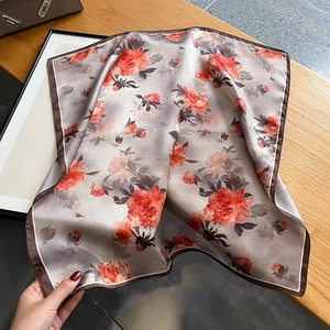Foulard retrò in seta con stampa floreale di peonia rossa su sfondo di scrivania in legno