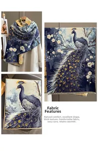 Dettaglio di sciarpa vintage stile cashmere con stampa pavone e bordi con frange