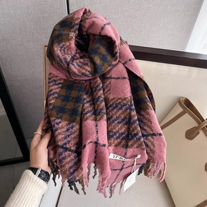 Rosa und braun karierter Schal mit weichen Fransen für winterliche Wärme und Styling