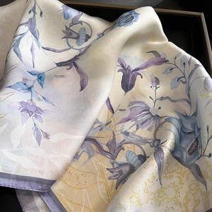 Écharpe en soie avec imprimé floral lilas et bordures violettes en coffret cadeau