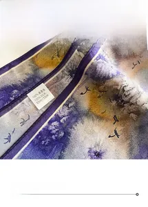 Gros plan sur le foulard en soie de mûrier avec bords roulés et texture satinée douce