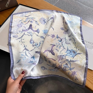 Carré en soie de mûrier avec imprimés floraux lilas sur tissu en soie blanc crème