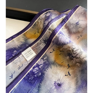 Carré de soie 100% mûrier artistique avec imprimé violet abstrait et bords roulottés