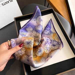 Carré de soie artistique à imprimé aquarelle violet avec boîte cadeau noire haut de gamme