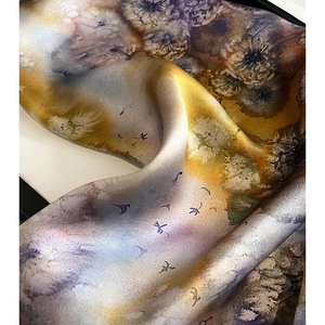 Détail macro d'un foulard en soie rétro montrant la texture lisse et le motif floral