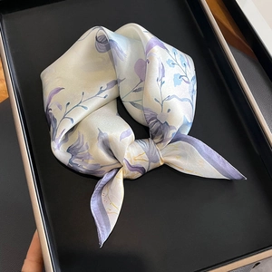 Carré En Satin De Mûrier Imprimé Floral Lilas Doux Léger Foulard De Cou Bandeau Cheveux Accessoire De Sac Mode Femme